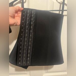 Yianna Women’s Black Trainer Corset Under-Bus in Great Condition. Size Large $12